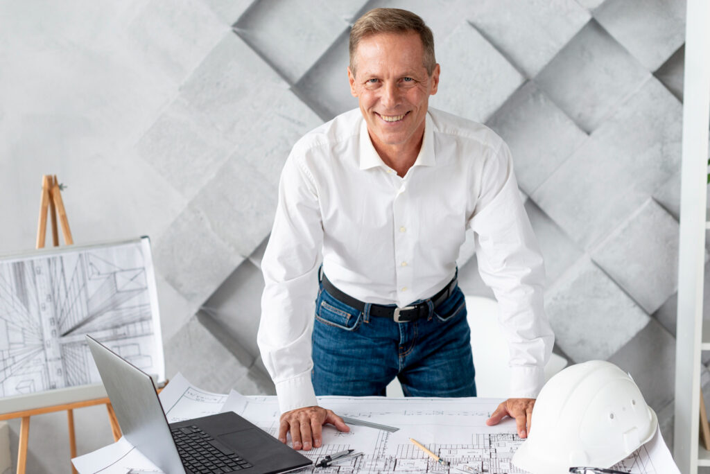 Arquitecto enseñando sus planos